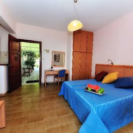 Vassilias Beach Hotel *